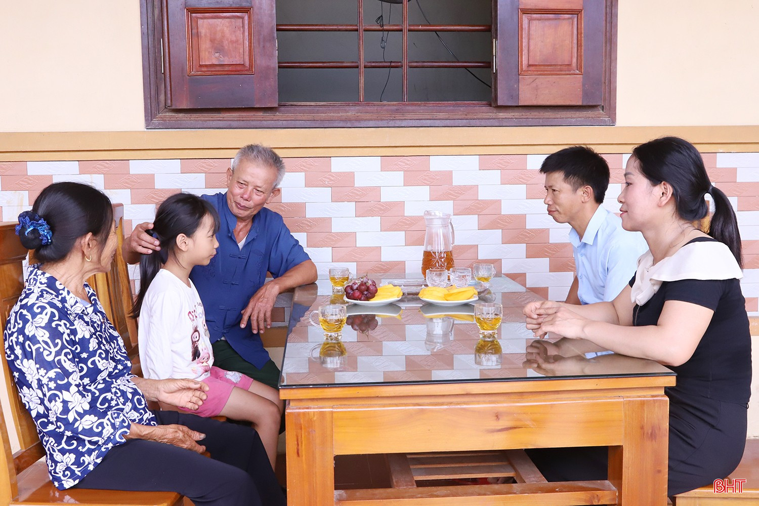 Bố mẹ chồng luôn hỗ trợ, đồng hành cùng vợ chồng chị Nguyễn Thị Linh (ngoài cùng bên phải) trong nuôi dạy con cái.