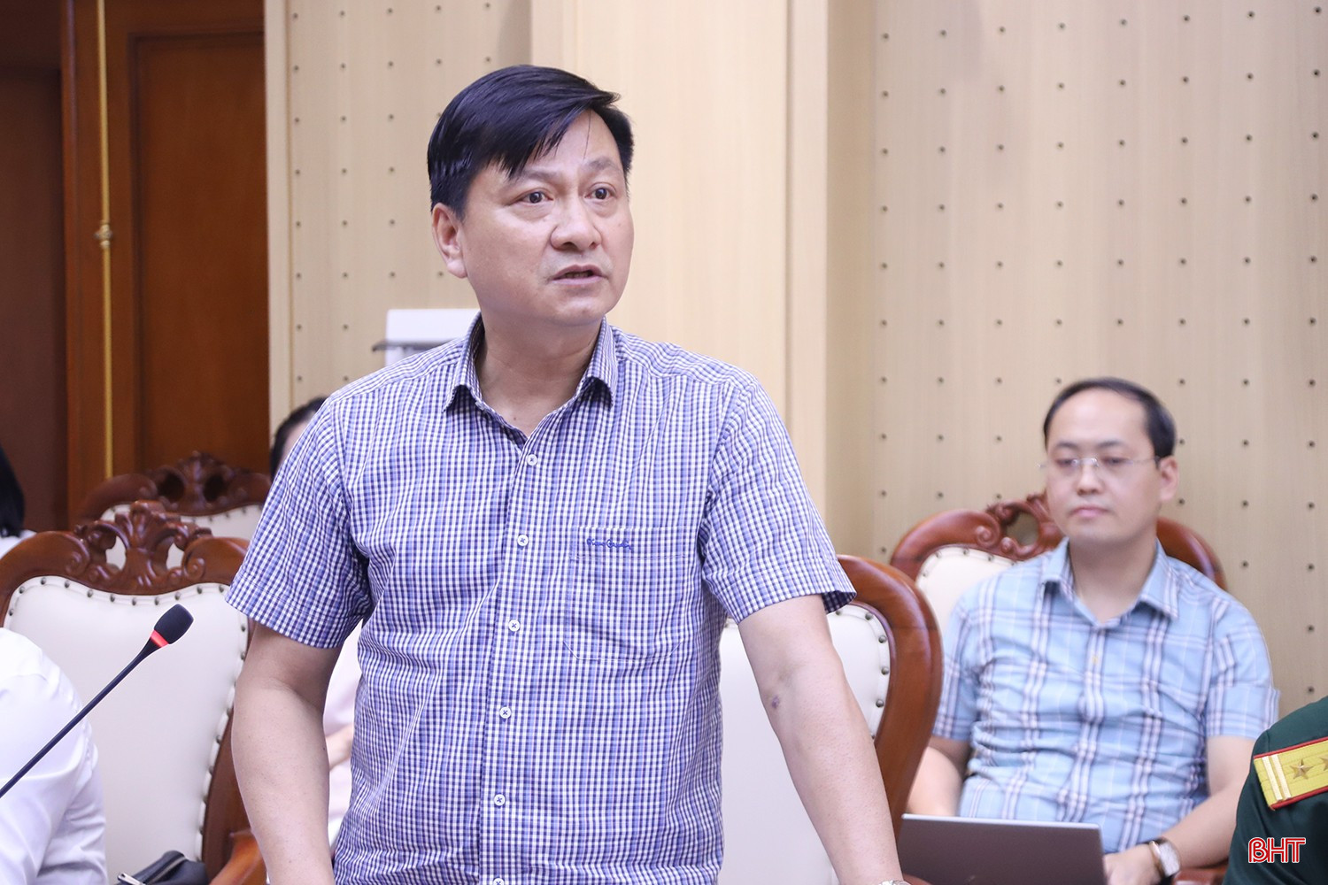 Phó Giám đốc Sở Khoa học và Công nghệ Bùi Phong An góp ý các dự thảo liên quan đến chính sách phát triển nguồn nhân lực trên địa bàn tỉnh trong thời gian tới.