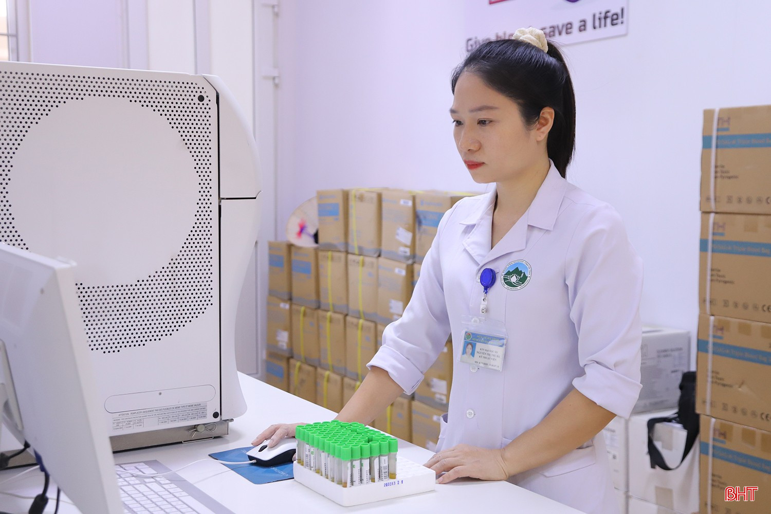 Gần 16 năm trong nghề, chị Nguyễn Thị Thu Hà luôn ý thức phải đặt an toàn sức khỏe, tính mạng của người bệnh lên trên hết.