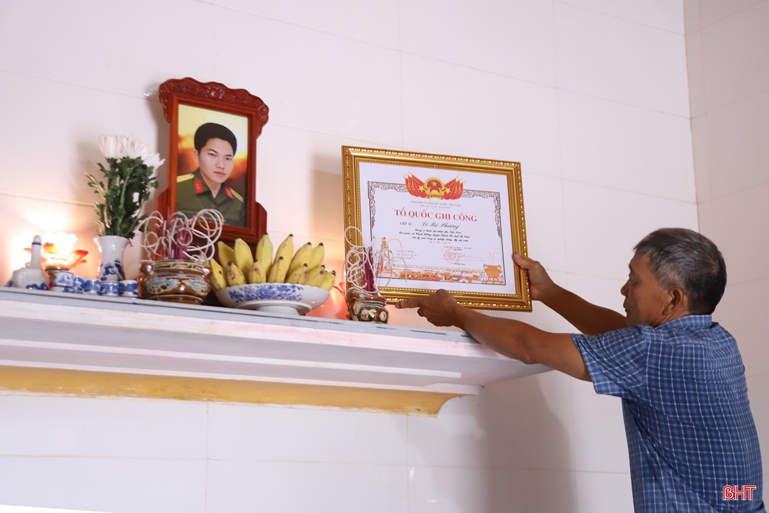 Gia đình ông Lê Bá Vựng vui mừng khi Nhà nước cấp lại bằng "Tổ quốc ghi công" liệt sĩ Lê Bá Phương