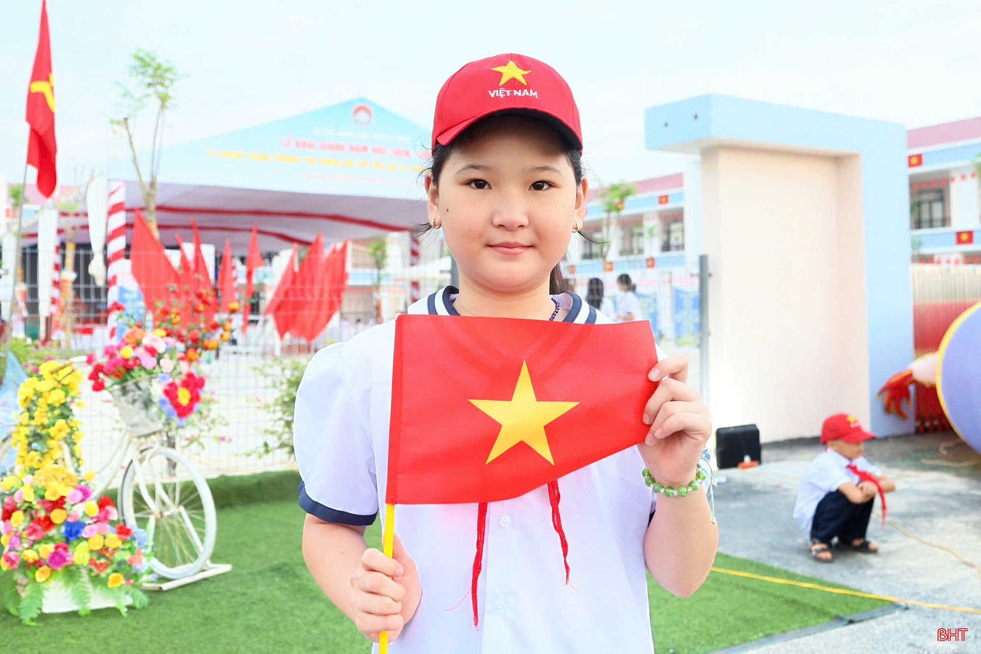 Em Hồ Ngọc Diệp - học sinh Trường Phổ thông nội trú TH&amp;THCS Hương Khê háo hức trong ngày hội khai trường.