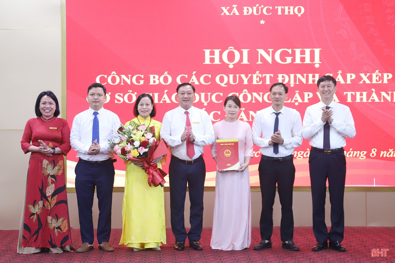 Trao quyết định thành lập Trường THCS Đức Thọ.