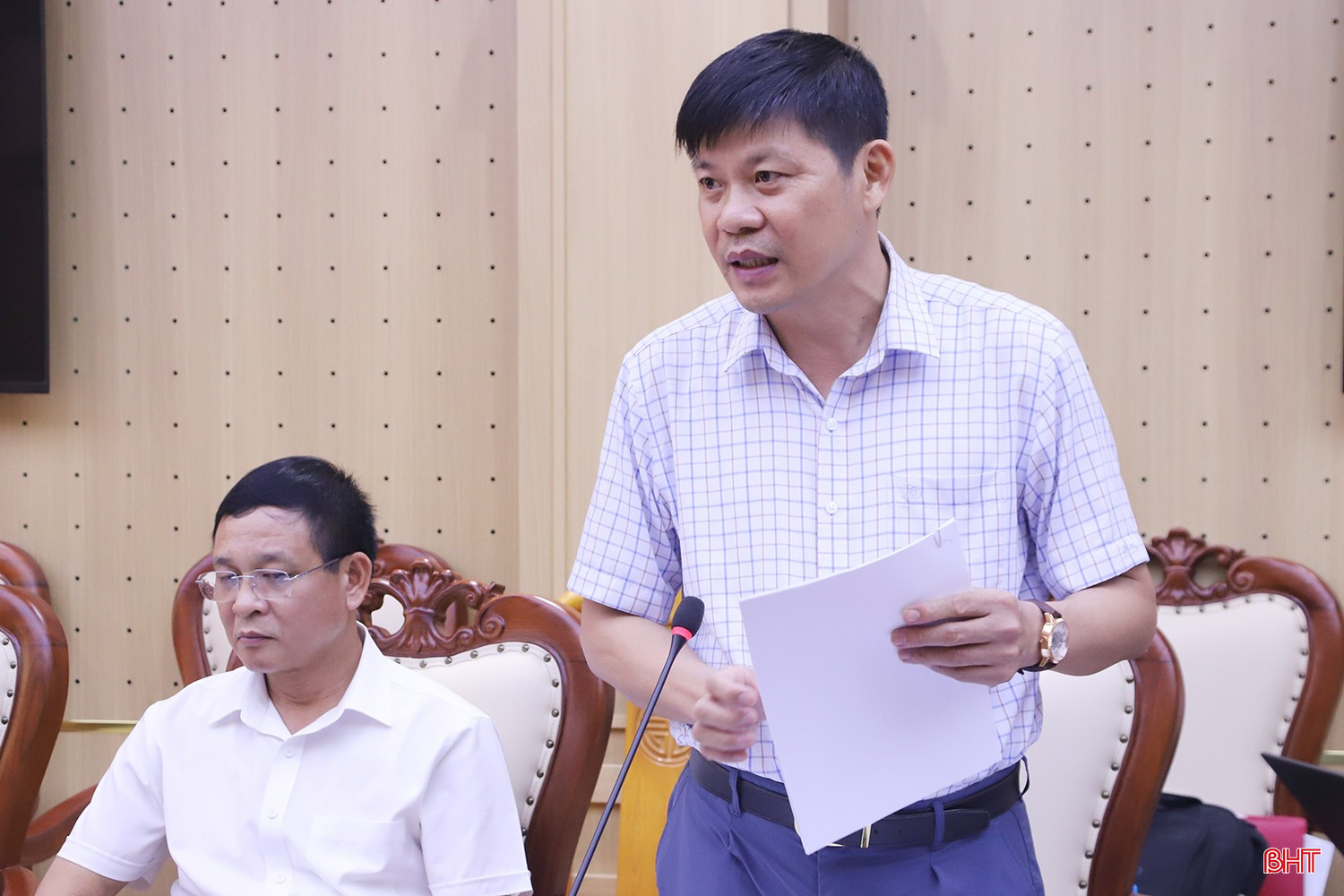 Bí thư Đảng ủy xã Kỳ Văn Nguyễn Ngọc Hoạch (thành viên Ban Pháp chế, HĐND tỉnh) góp ý dự thảo Nghị quyết Quy định mức phụ cấp và việc kiêm nhiệm chức danh người hoạt động không chuyên trách ở thôn, tổ dân phố; số lượng, chức danh, mức hỗ trợ và mức phụ cấp kiêm nhiệm đối với các chức danh tham gia hoạt động ở thôn, tổ dân phố trên địa bàn tỉnh Hà Tĩnh.