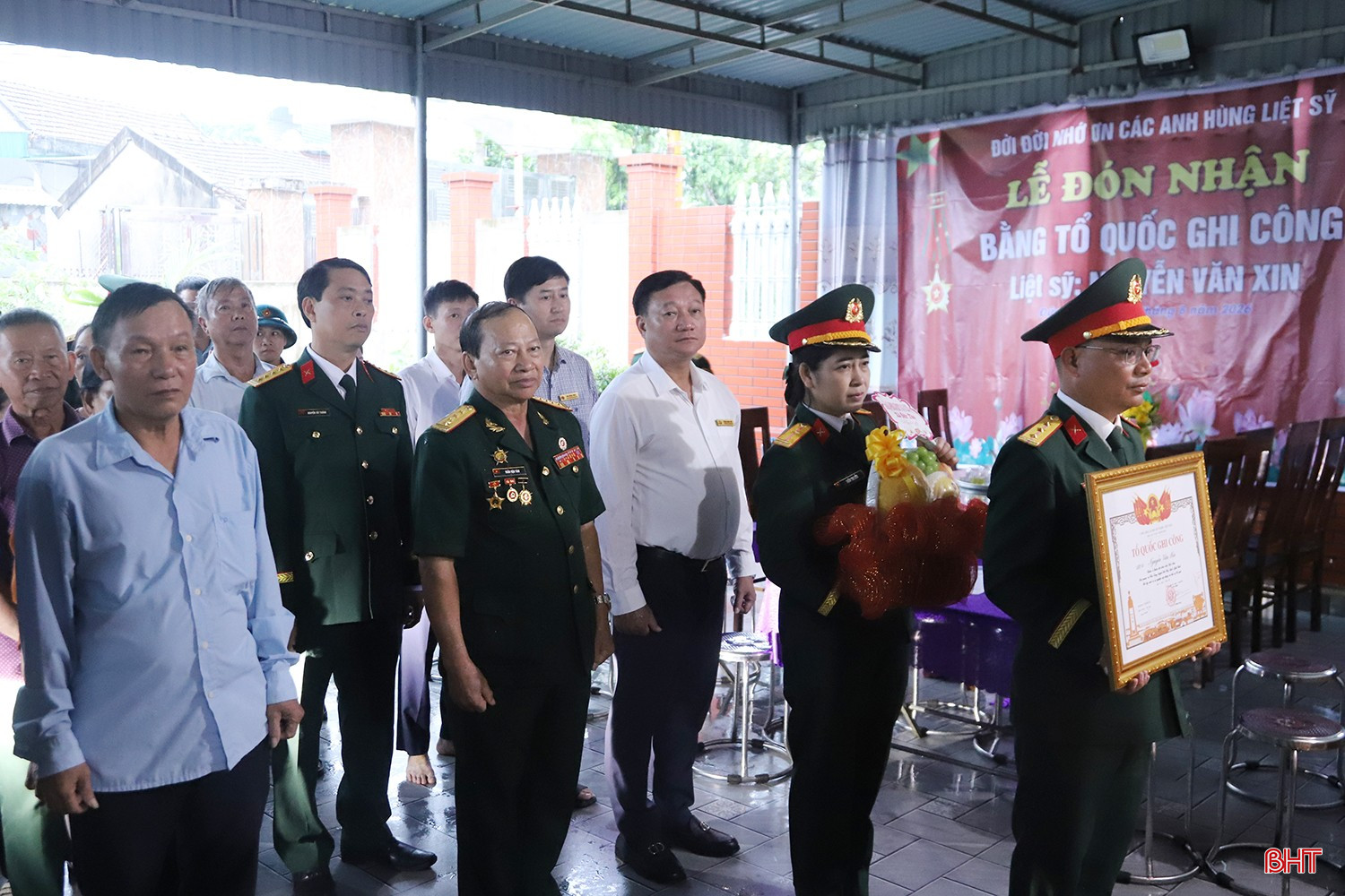 Lễ rước bằng "Tổ quốc ghi công" liệt sĩ Nguyễn Văn Xin có sự tham dự của lãnh đạo cấp ủy, chính quyền, các ban ngành và đông đảo họ hàng, đồng đội.