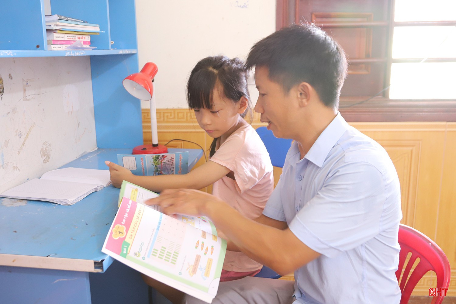 Các con của anh Hiếu, chị Linh đều chăm ngoan, học giỏi.