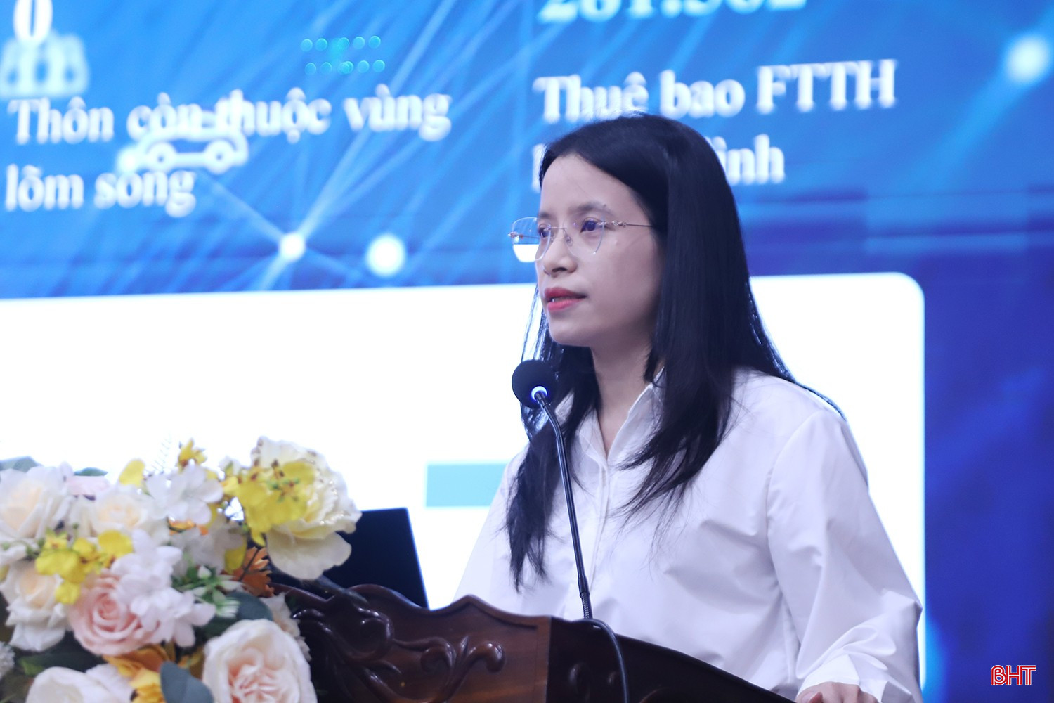 Bà Nguyễn Hồng Ngọc - Phó Trưởng phòng Nghiệp vụ I, Ban Nội chính Tỉnh ủy tham luận chủ đề thúc đẩy đổi mới sáng tạo và chuyển đổi số tại Hà Tĩnh - thực trạng và giải pháp.