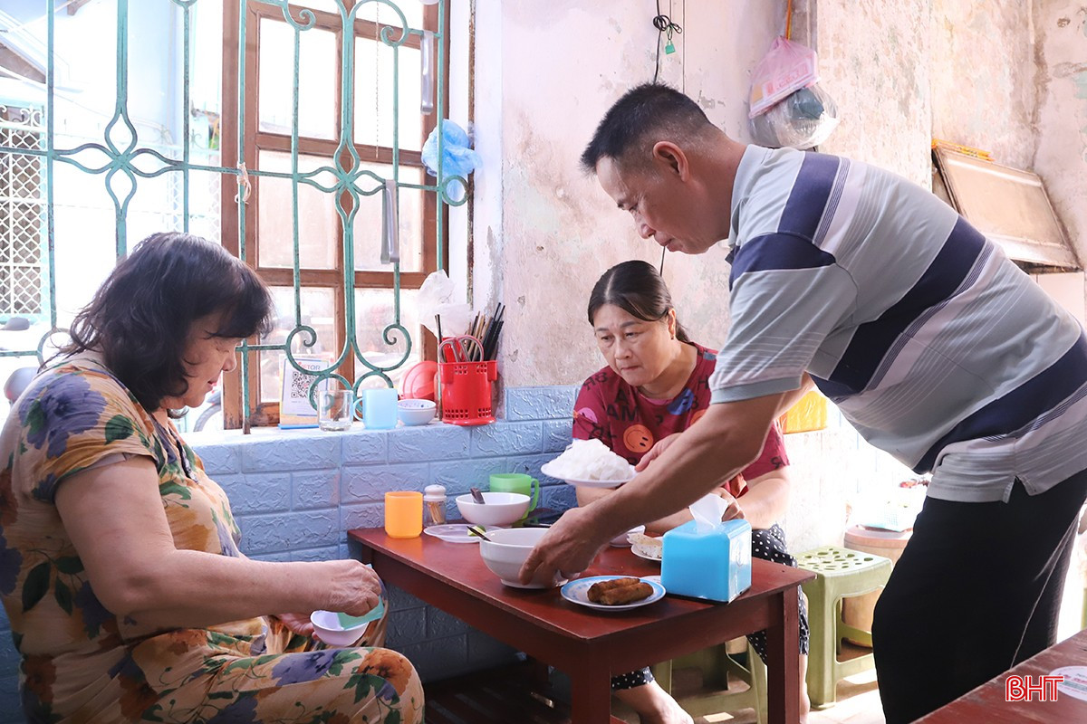 Những thực khách quen thuộc hàng chục năm nay của quán bánh mướt nhỏ.