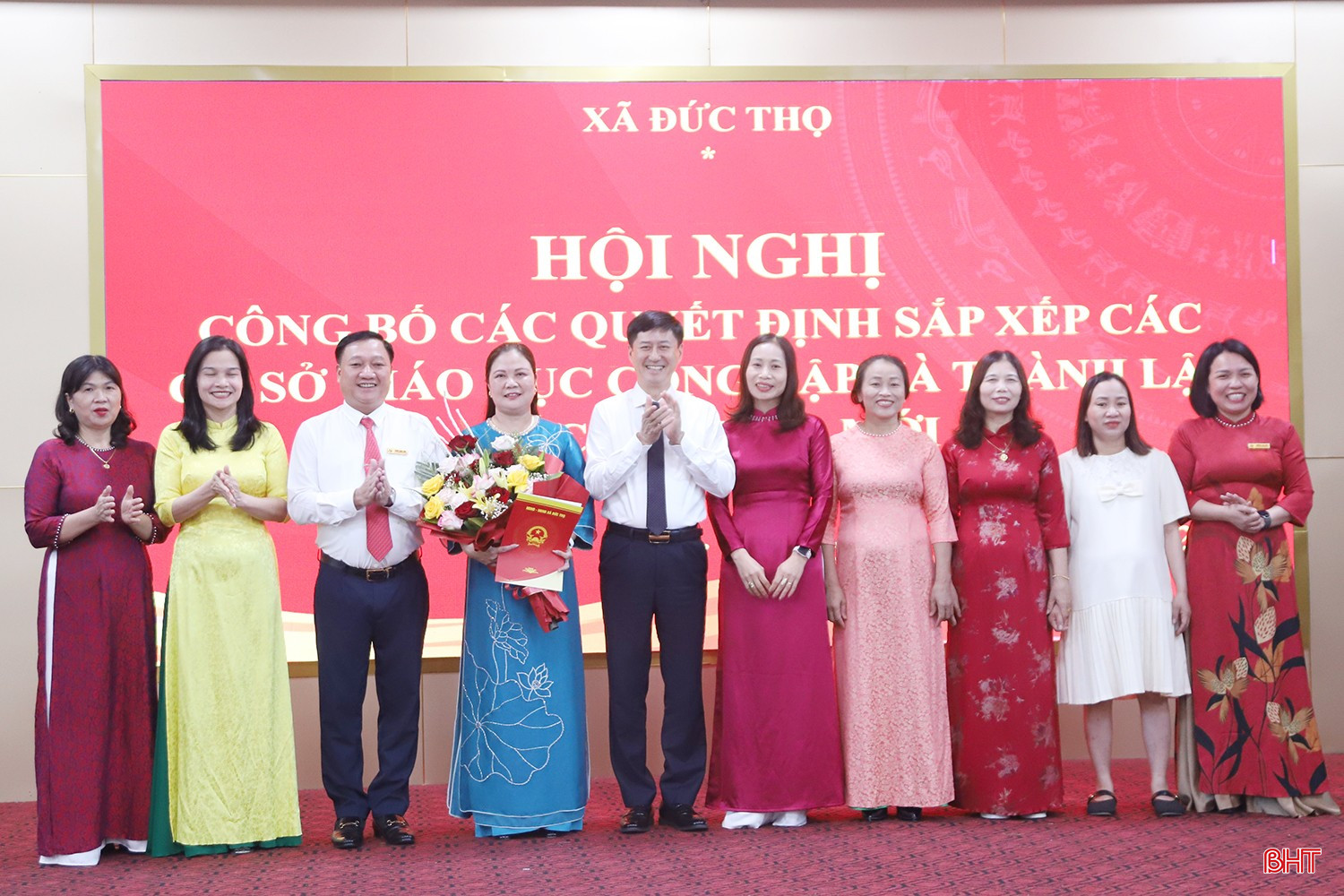 Lãnh đạo xã Đức Thọ trao quyết định thành lập Trường Mầm non Đức Thọ.
