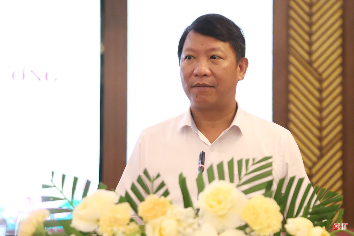 Đồng chí Nguyễn Như Dũng - Phó Trưởng ban Thường trực Ban Tổ chức Tỉnh ủy Hà Tĩnh trình bày báo cáo sơ kết 6 tháng của Cụm Thi đua số 2, Ban Tổ chức Trung ương.
