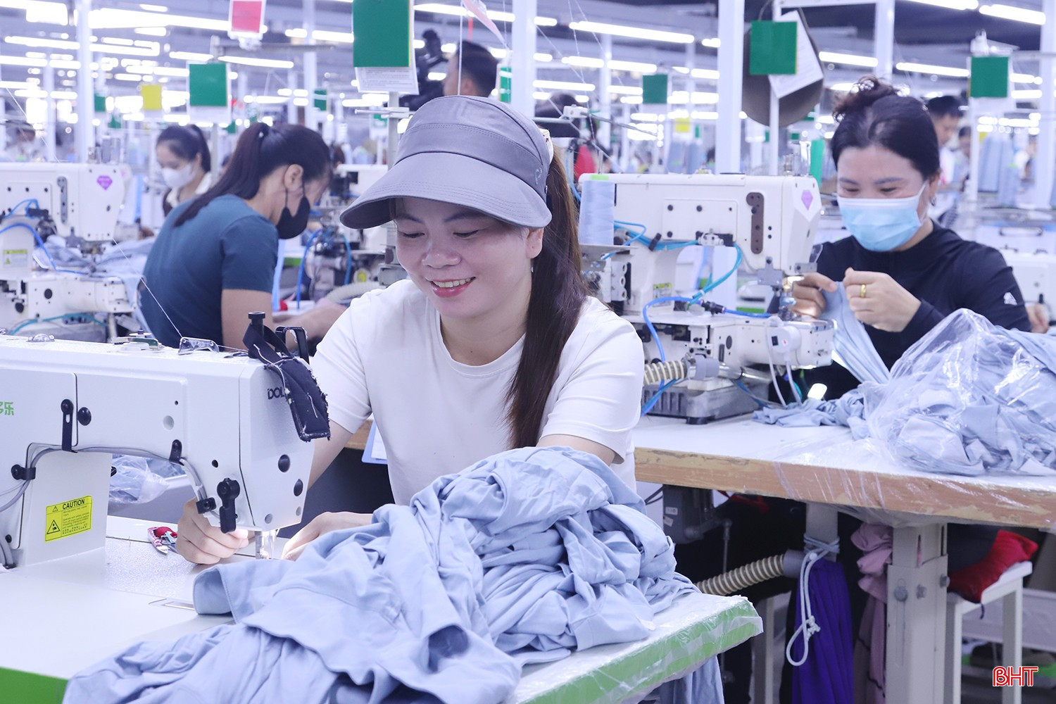 Tự nguyện tham gia tổ chức công đoàn, chị Hồ Thị Tâm (áo trắng) cảm thấy yên tâm hơn khi quyền lợi của mình được bảo vệ.