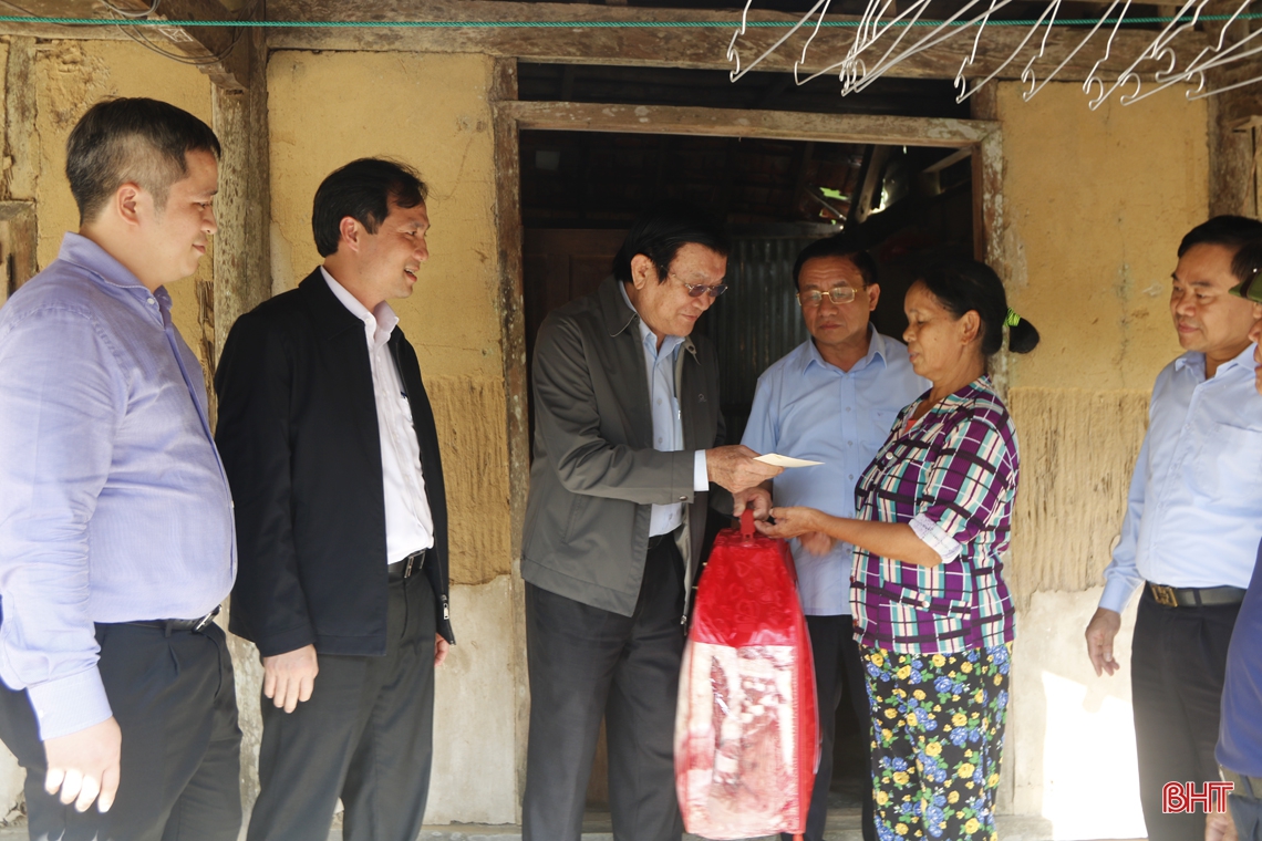 Nguyên Chủ tịch nước Trương Tấn Sang khảo sát xây nhà tránh lũ tại Hà Tĩnh