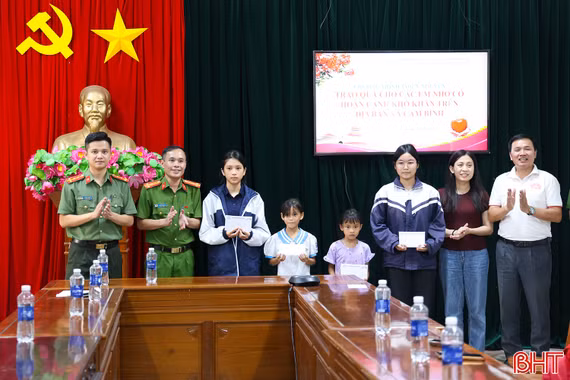 Hội đồng hương xứ Nghệ tại Hải Phòng tặng quà cho các em học sinh, gia đình khó khăn Hà Tĩnh