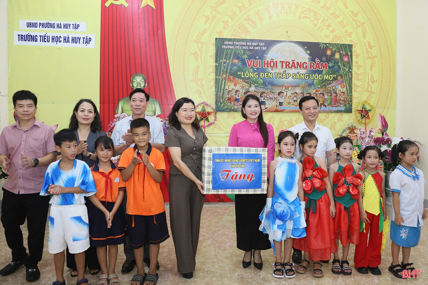 Tại Trường Tiểu học Hà Huy Tập, các thành viên trong đoàn công tác đã cùng chung vui Ngày hội trăng rằm “Lồng đèn thắp sáng ước mơ” với các em học sinh. Tại đây, Phó Chủ tịch UBND tỉnh Nguyễn Thị Nguyệt trao quà, chúc mừng các em nhân dịp Tết Trung thu, mong các em đón mùa trăng vui tươi, ấm áp, luôn chăm ngoan, nỗ lực học tập và rèn luyện, trở thành những học sinh tốt.