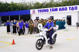 Trung tâm Đại Việt phối hợp tuyên truyền, hướng dẫn lái xe an toàn cho người dân Tân Hiệp