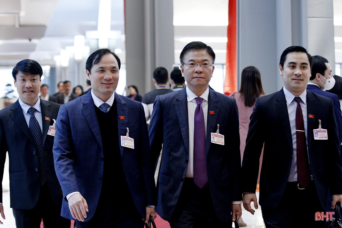 Đại biểu thảo luận các văn kiện Đại hội XIII