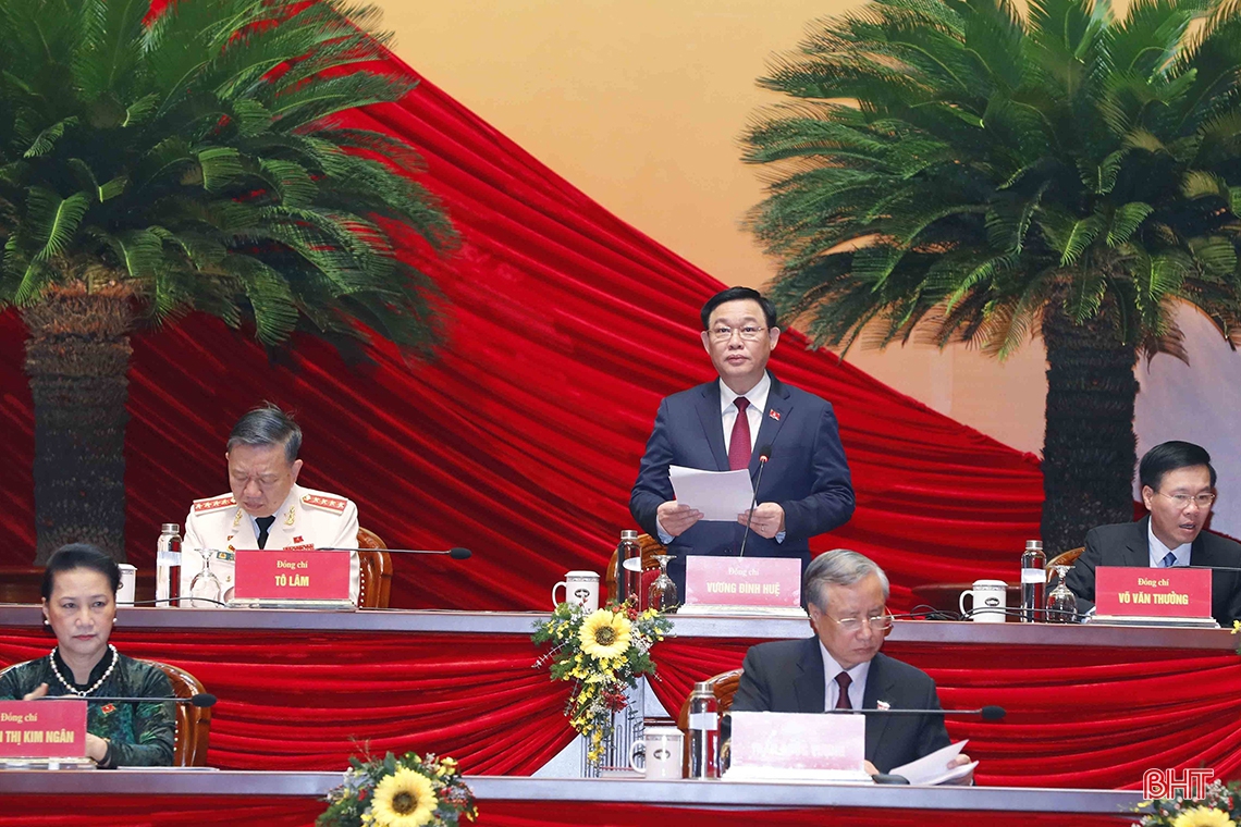 Đại biểu thảo luận các văn kiện Đại hội XIII