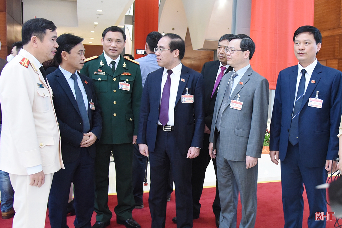 Đại biểu thảo luận các văn kiện Đại hội XIII