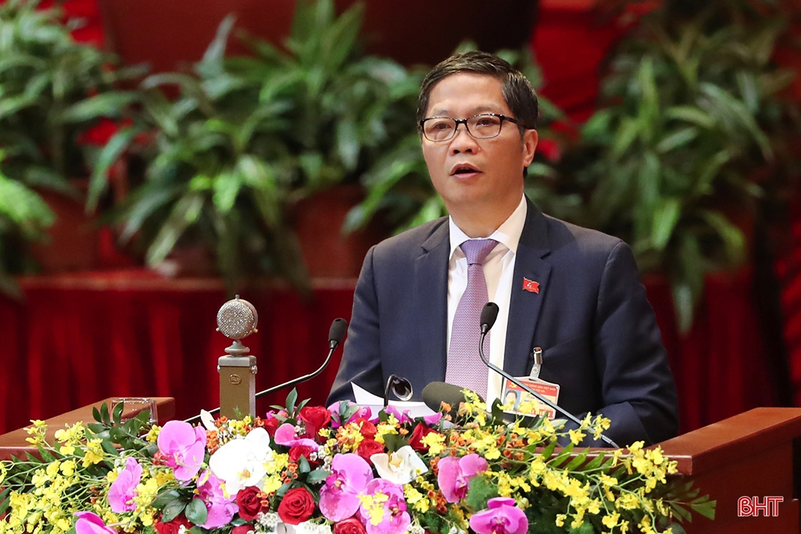 Đại biểu thảo luận các văn kiện Đại hội XIII