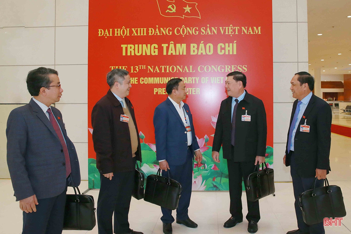 Đại biểu biểu quyết thông qua số lượng Ủy viên Ban Chấp hành Trung ương Đảng khoá XIII là 200 đồng chí