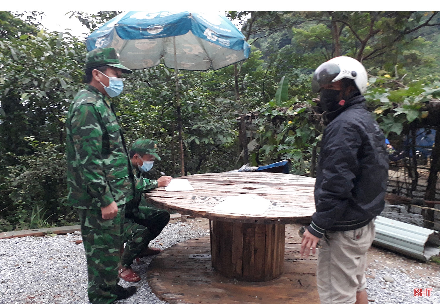 Tuần tra trên đỉnh Trường Sơn