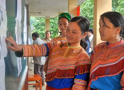 Nghiên cứu tiểu sử ứng viên trước khi bỏ phiếu. Ảnh: Mã Anh Lâm