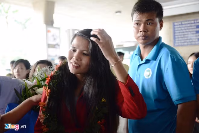 le van cong om chat con trong ngay tro ve