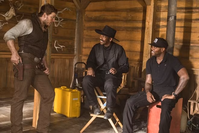 Đạo diễn Antoine Fuqua bên cạnh Denzel Washington và Chris Pratt trên trường quay The Magnificent Seven. Ảnh: Sony. dao dien tay sung huyen se lam phim ve viet nam