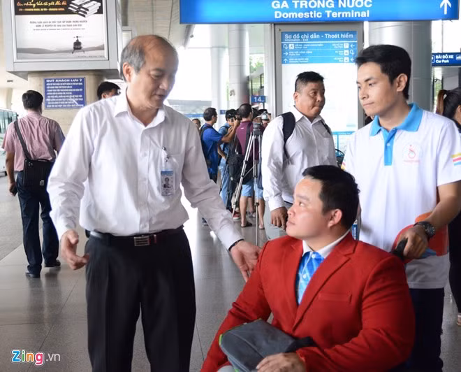 le van cong om chat con trong ngay tro ve