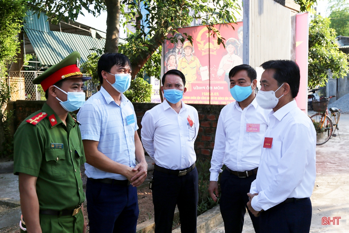 Lãnh đạo Hà Tĩnh kiểm tra công tác bầu cử, động viên cử tri tại các khu vực bỏ phiếu