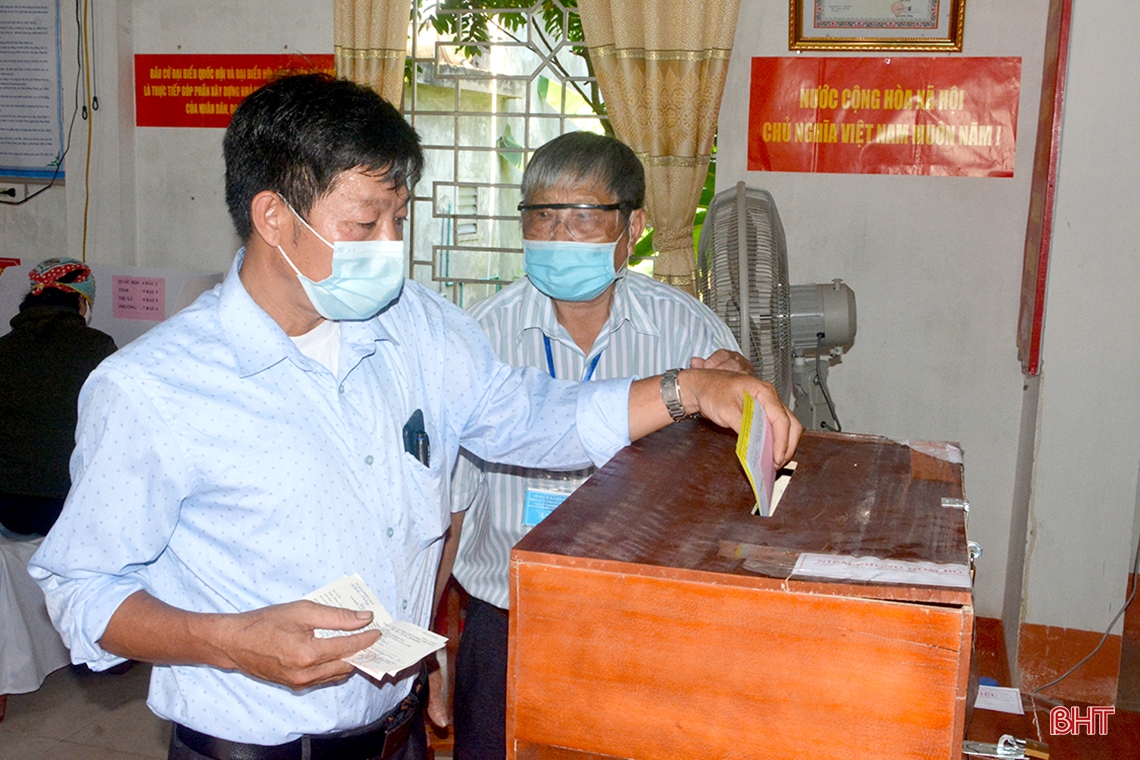 Lãnh đạo Hà Tĩnh kiểm tra công tác bầu cử, động viên cử tri tại các khu vực bỏ phiếu