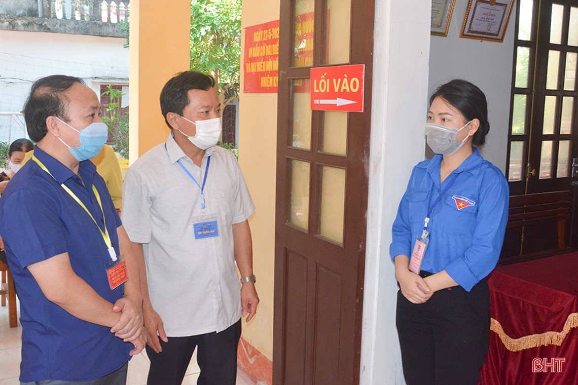 Lãnh đạo Hà Tĩnh kiểm tra công tác bầu cử, động viên cử tri tại các khu vực bỏ phiếu
