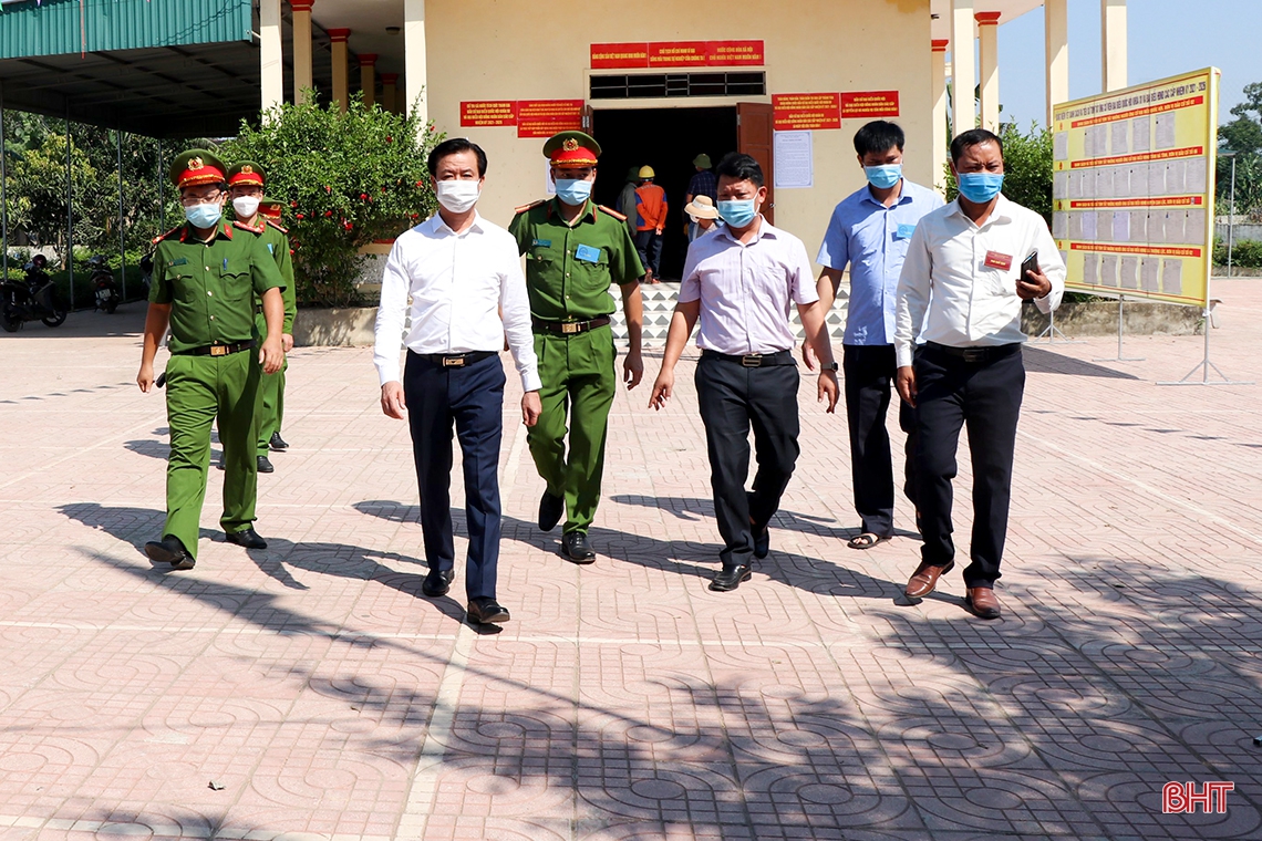 Lãnh đạo Hà Tĩnh kiểm tra công tác bầu cử, động viên cử tri tại các khu vực bỏ phiếu