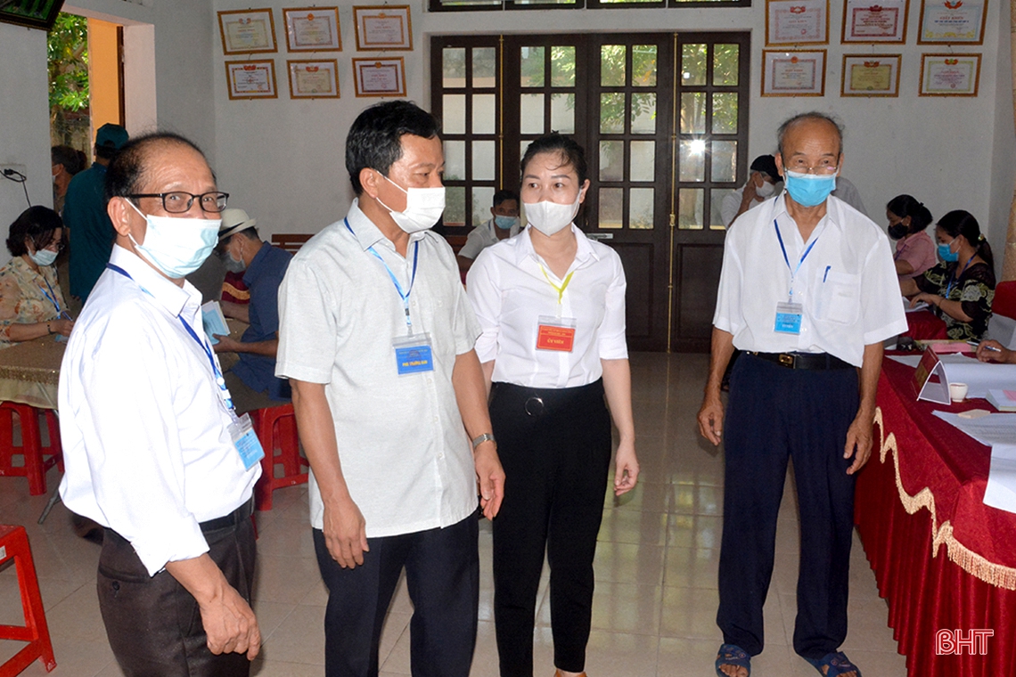 Lãnh đạo Hà Tĩnh kiểm tra công tác bầu cử, động viên cử tri tại các khu vực bỏ phiếu