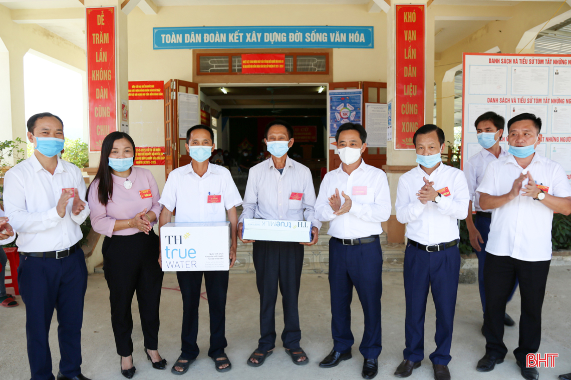 Lãnh đạo Hà Tĩnh kiểm tra công tác bầu cử, động viên cử tri tại các khu vực bỏ phiếu