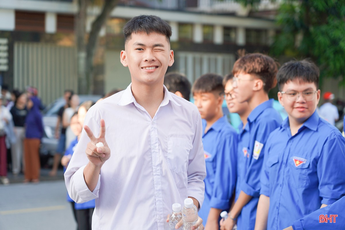 Sự hỗ trợ nhiệt tình của đội tình nguyện, phụ huynh cùng các lực lượng làm nhiệm vụ đã tạo tâm lý thoải mái cho các em khi bước vào trường thi.