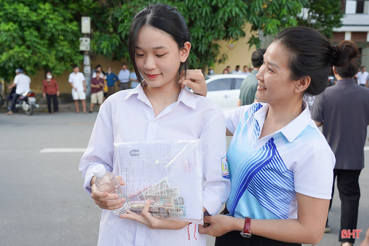 Trước khi vang lên tiếng trống báo hiệu giờ thi, từ phía ngoài cổng trường là những ánh mắt tin tưởng, những cái ôm thật chặt và lời động viên tinh thần của phụ huynh để con em vững tin "vượt vũ môn".