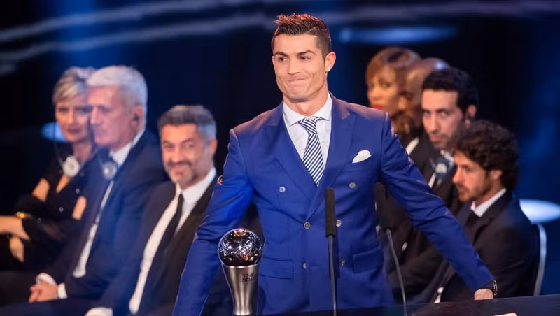 ronaldo va ranieri thau tom danh hieu fifa