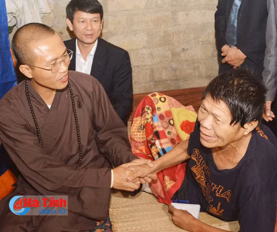 bao dien tu dang cong san trao qua cho gia dinh chinh sach ho ngheo