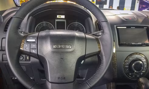 isuzu d max 2017 phien ban dac biet gia 840 trieu dong