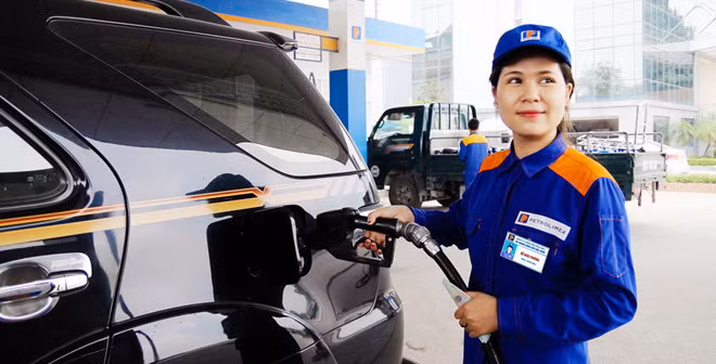 Ảnh minh họa gia xang co the chiu toi 8 000 dong thue moi truong
