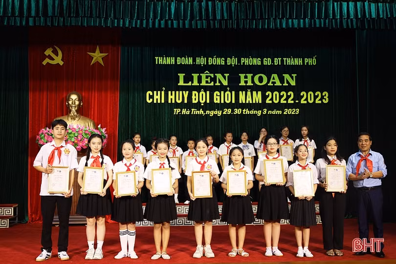 Chỉ huy đội các trường học TP Hà Tĩnh tranh tài kiến thức, kỹ năng