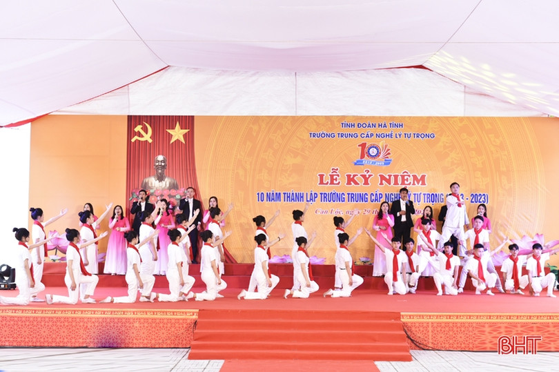 Trường Trung cấp nghề Lý Tự Trọng long trọng kỷ niệm 10 năm thành lập