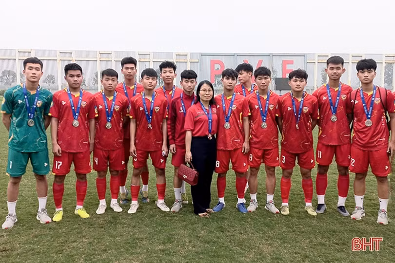 Ấm tình thầy trò trong lớp học của các cầu thủ U17 Hồng Lĩnh Hà Tĩnh