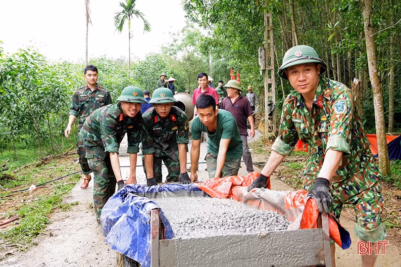 Trung đoàn 841 giúp dân xây dựng nông thôn mới