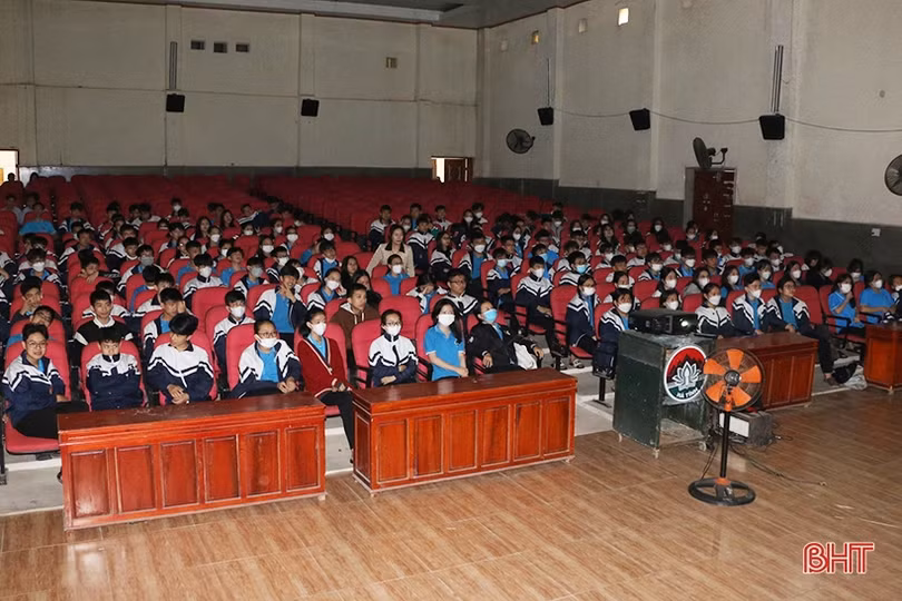 Giáo dục truyền thống yêu nước cho học sinh Hà Tĩnh thông qua chiếu phim lịch sử