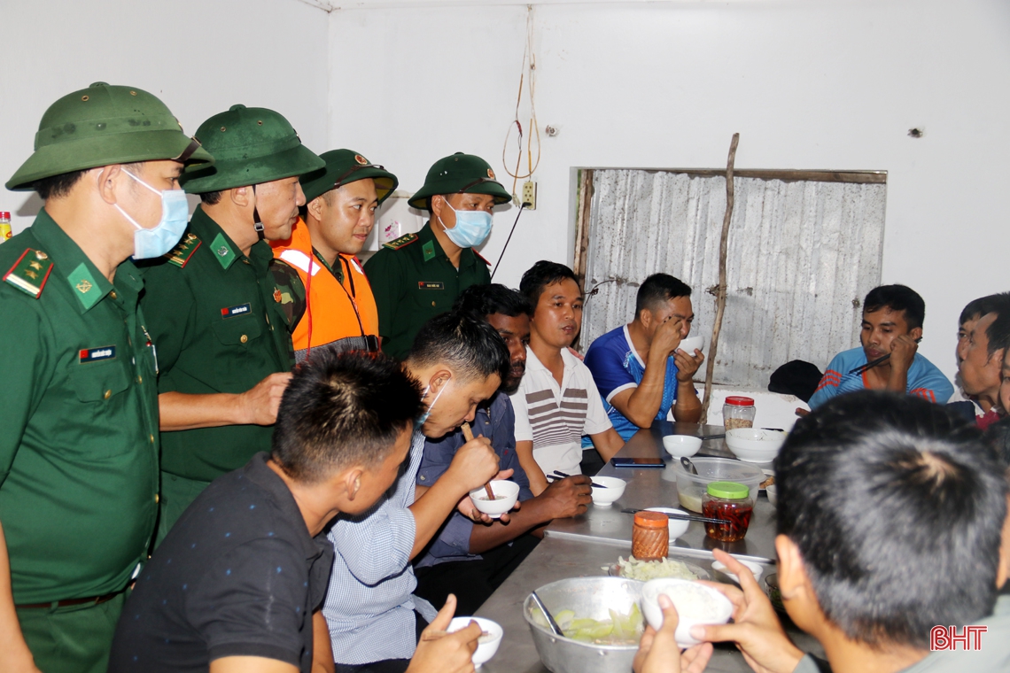 Thuyền viên tàu Hải Phòng cảm ơn lực lượng chức năng Hà Tĩnh đã kịp thời ứng cứu