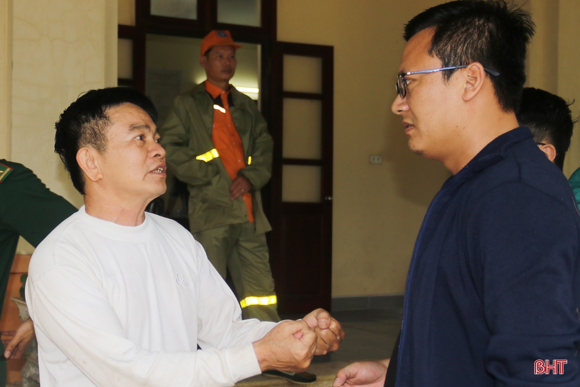 Thuyền viên tàu Hải Phòng cảm ơn lực lượng chức năng Hà Tĩnh đã kịp thời ứng cứu