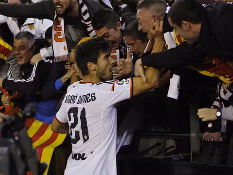 tan binh andre gomes cua barca la ai