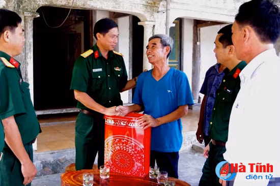 lanh dao tinh tham tang qua gia dinh chinh sach va thuong benh binh