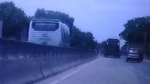 video xe khach hong ha ha tinh dua toc do chay nguoc chieu tren ql1a